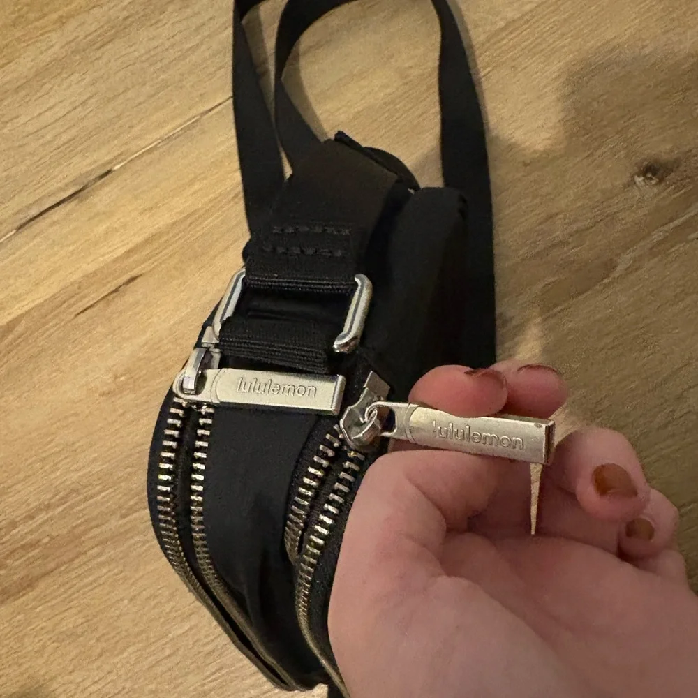 Lululemon Crossbody Camera Bag 2L in Black / Silver - Picture 11 of 15
